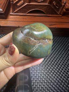 和田玉籽料原石,蓝调沙枣青上手出油,籽型完整带秋梨皮,是一块做料,可